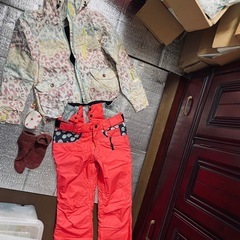 スキーウェア　スノーボードジャケットとパンツの画像