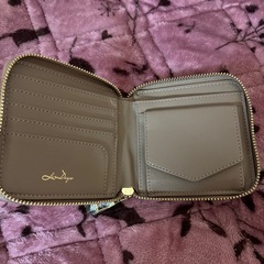 ファスナー二つ折り財布の画像