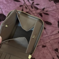 ファスナー二つ折り財布の画像
