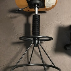 昇降式カウンターチェアの画像