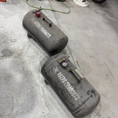 エアーコンプレッサーとサブタンクの画像