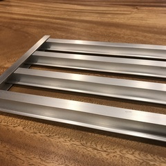 アルミ製　棚板　サイズ約幅600ミリx奥行き195ミリ　厚さ17ミリ中古美品　1枚の画像