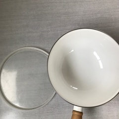 ホーロー鍋（蓋付き）の画像