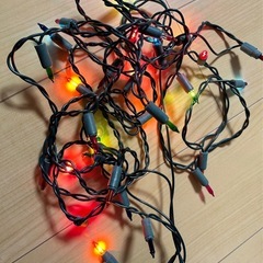 クリスマスツリー　電球　ライトの画像