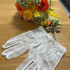 ウェディングブーケとウェディンググローブのセットの画像