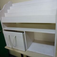 ②　未使用/新品　訳ありアウトレット　［幅80cm］ 絵本棚 おもちゃ箱1個付き 4段 ディスプレイ 完成品　ホワイトウオッシュの画像