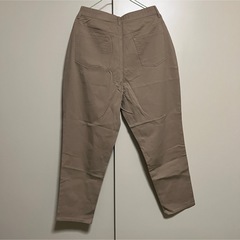 ベージュ チノパン フロントボタン付きの画像