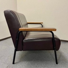 ダークブラウン ストライプデザインソファの画像