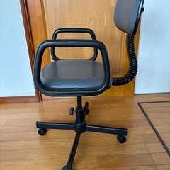 キャスター付き椅子の画像