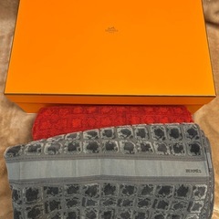 エルメスHERMES大判バスタオル2枚セット red レッド赤色系 gray グレイ　グレー　灰色系 モザイク柄　ロゴ  綿　コットン　100％  サイズ寸法 縦　約160センチ  横　約89センチ フリンジ　約2センチ 製品タグ ベルギー製の画像