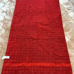 エルメスHERMES大判バスタオル2枚セット red レッド赤色系 gray グレイ　グレー　灰色系 モザイク柄　ロゴ  綿　コットン　100％  サイズ寸法 縦　約160センチ  横　約89センチ フリンジ　約2センチ 製品タグ ベルギー製の画像