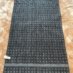 エルメスHERMES大判バスタオル2枚セット red レッド赤色系 gray グレイ　グレー　灰色系 モザイク柄　ロゴ  綿　コットン　100％  サイズ寸法 縦　約160センチ  横　約89センチ フリンジ　約2センチ 製品タグ ベルギー製の画像