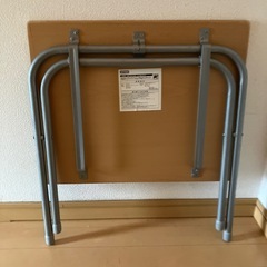 小さなテーブルの画像