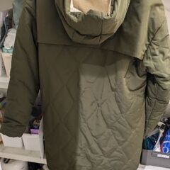 かなり暖かい素材で出来ているフードジャケットの画像