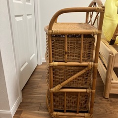 ラタンのラックの画像