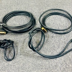 PC系ケーブルたくさんの画像
