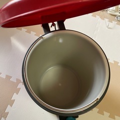 ゴミ箱　赤色　の画像