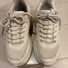 ZARA★ホワイト 厚底スニーカー★22.5の画像