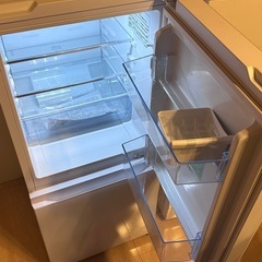 美品【Hisense（ハイセンス）冷蔵庫　中古】 スタイリッシュなホワイトデザインで、ワンルーム・単身用に最適なサイズの冷蔵庫です。の画像