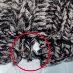 【セーター】 ＨＯＵＳＥ　サイズ未定（胸囲１３０センチ） 中古使用品（新品同様・着用数回程度・右後部のすそにほつれ有） ※常温保存可の画像