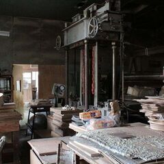 【お盆（漆器）】 ゴールド工芸製作所（ゴールドクラフト） 辻照二（京風彩文模様指導） ＳＫ－ＫＧ－３００１　２１５３０７　天然木欅（日本の最高銘木）使用　ウレタン塗装　３３センチ　新古未使用品　※常温保存可　★インテリアとしても映えます！の画像