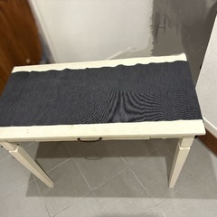 テーブル　(テーブルランナー付き)の画像