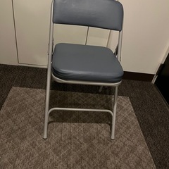 折りたたみ椅子の画像