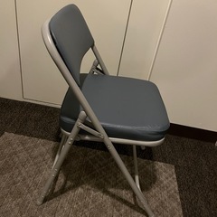 折りたたみ椅子の画像