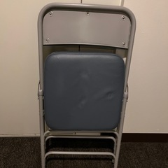 折りたたみ椅子の画像