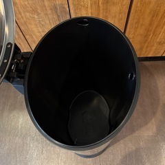 美品　🉐　ステンレスゴミ箱の画像