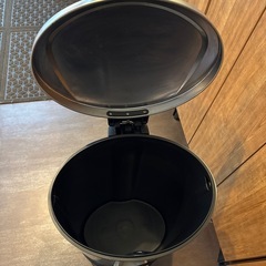 美品　🉐　ステンレスゴミ箱の画像