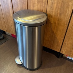 美品　🉐　ステンレスゴミ箱の画像