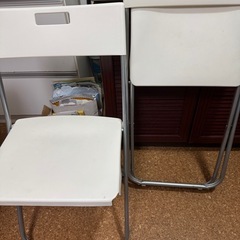 折り畳み椅子(二つ)の画像