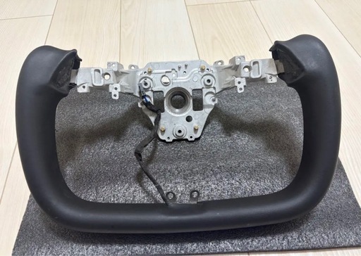 テスラTeslaヨークステアリング 本体 黒色　2025モデルy ジュニパー専用