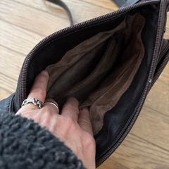 しっかりした作りのショルダーバッグの画像