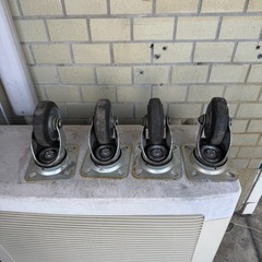 ハンマーキャスター4個の画像