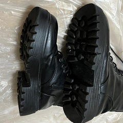 黒の合皮のショートブーツの画像