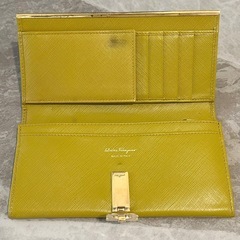 フェラガモ レザー 長財布 カーキ Ferragamoの画像