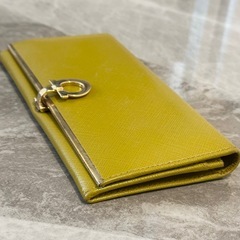 フェラガモ レザー 長財布 カーキ Ferragamoの画像