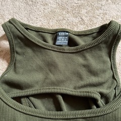 トップス　レディース　2点まとめ売り　丈短め　カーキ　ブラック　Sサイズの画像