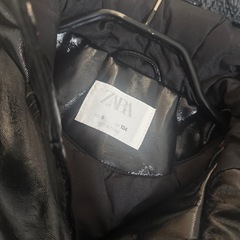 ZARA kids ブラック光沢中綿コート フード付き　134センチの画像