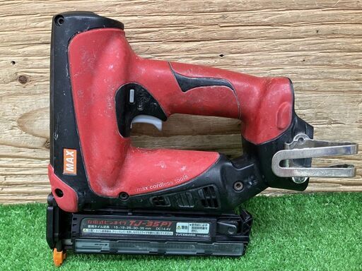 【SIW】MAX マックス TJ-35P1 14.4V充電式ピンネイラ バッテリー2個(1個充電不可)、充電器(差込部分破損有り)付【