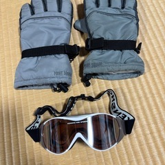 スキー　スノボー　ゴーグルとグローブとネックウォーマーとニットキャップセットの画像