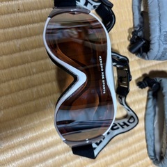 スキー　スノボー　ゴーグルとグローブとネックウォーマーとニットキャップセットの画像