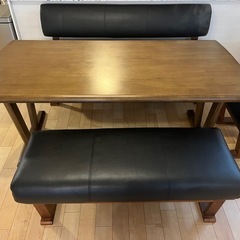 ダイニングテーブルの画像