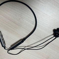 【4個セット】
ヘッドホン(無線)+イヤホン3本(有線2、無線1)の画像