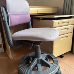 学習机と学習椅子セットの画像