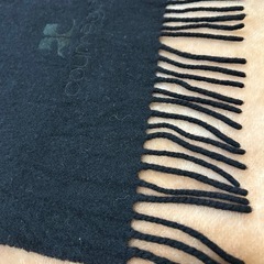 クレージュcourrègesマフラー ストール ショール スカーフブラック黒色系 無地ロゴ縦約130センチ横約29センチフリンジ約7センチレディースlady's LADYS女性用婦人 ウィメンズwomen’sメンズmen’s男性用、紳士 ユニセックス男女兼用の画像