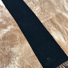 クレージュcourrègesマフラー ストール ショール スカーフブラック黒色系 無地ロゴ縦約130センチ横約29センチフリンジ約7センチレディースlady's LADYS女性用婦人 ウィメンズwomen’sメンズmen’s男性用、紳士 ユニセックス男女兼用の画像