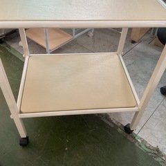 キャスター付きスチールワゴン　中古の画像